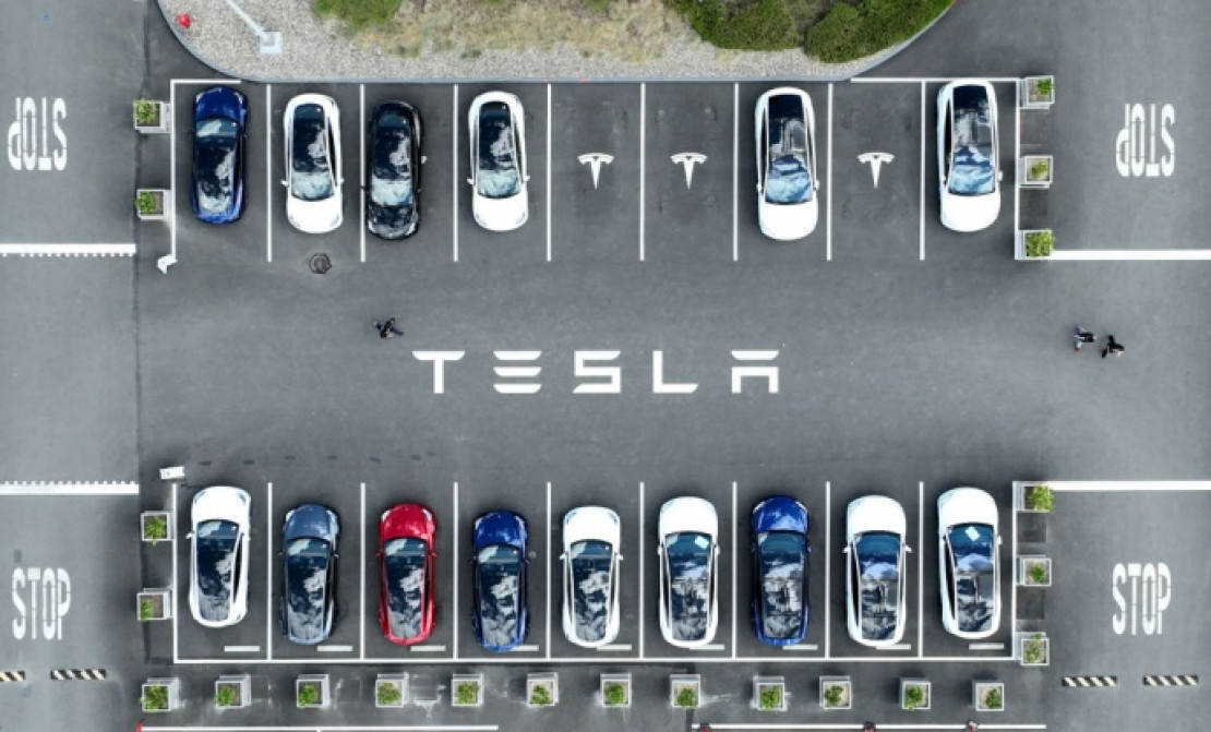 Чистий прибуток Tesla у третьому кварталі впав майже вдвічі