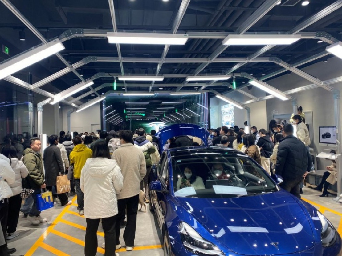 У Китаї сотні власників Tesla протестували через несподіване зниження цін