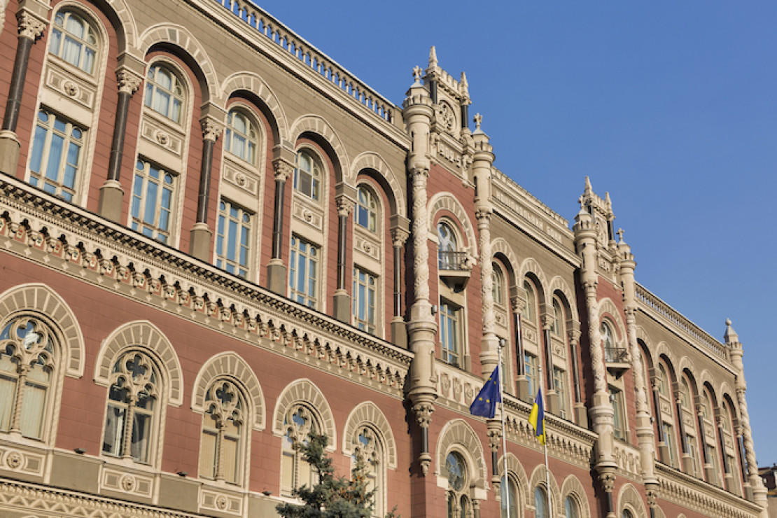 За неделю Нацбанк уменьшил продажу валюты на межбанке до 378 миллиардов долларов